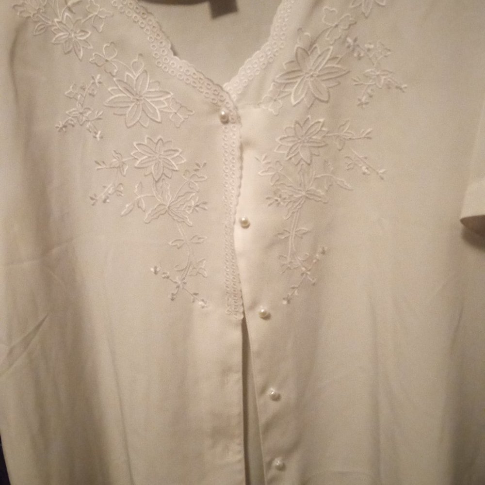 White blouse with flower print & pearl buttons size 20W